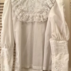 White Cotton Ladies blouse 70’s lace bodice